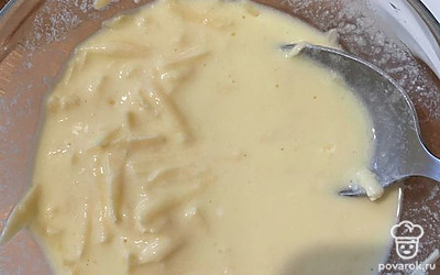 В отдельной миске смешать яйцо, сметану, тертый сыр.