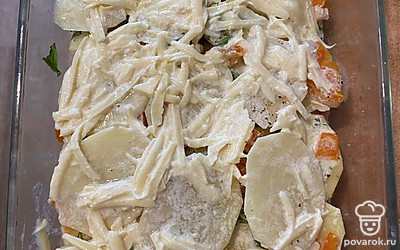 Вылить сверху на запеканку готовую смесь, запекать при температуре 180 градусов 45-50 минут под фольгой.