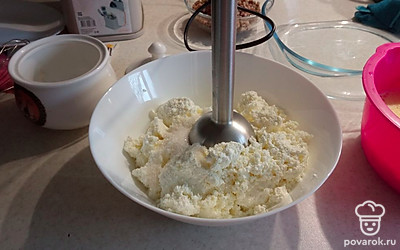 Творог с сахаром и ванилином пробиваем погружным блендером, чтобы получилась однородная масса.