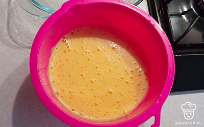 Яйца взбиваем в пышную пену.