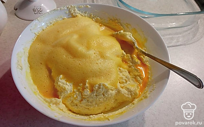 Оставшую часть добавляем и стараемся перемешивать не сильно, чтоб оставалась воздушность.