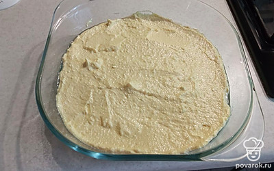 Выкладываем нашу яично творожную массу в форму для выпекания, предварительно смазав маслом, и отправляем в духовку при 180 градусах на минут 40-45.