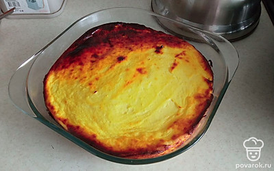 Достаем нашу запеканку и даем ей немного остыть. Подаем со сгущенкой, со сметаной или можно без ничего. Приятного аппетита! Готовьте на здоровье.