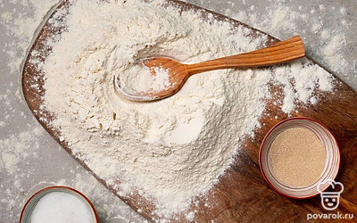 Отмерьте необходимое количество продуктов, удобно расположите их на рабочем столе. Воду нагрейте до 27-28 градусов. Противень застелите пергаментной бумагой.