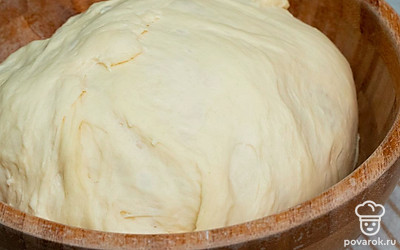 Доведите тесто до готовности. Через 40 минут обомните подошедшее тесто, переверните “вверх ногами” и оставьте для повторного подъема еще на 40 минут. По истечении указанного времени повторите процедуру и дайте тесту постоять в течение 15-20 минут.