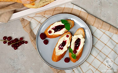 Багеты разрежьте на кусочки, смажьте сливочным маслом. Подайте к столу с чашечкой ароматного горячего шоколада.