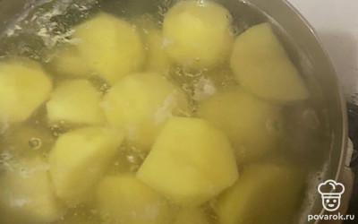 Чистим и варим картошку.
