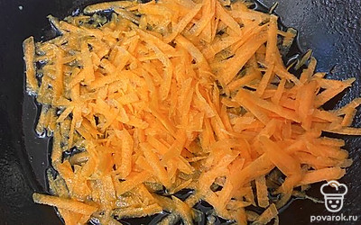 Трём морковку на крупной тёрке. 