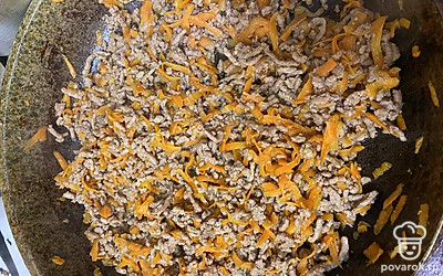 Обжариваем фарш вместе с морковкой минут 10 и потом добавляем грибы и тушим до готовности.