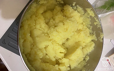 Сварившийся картофель превращаем в пюре.