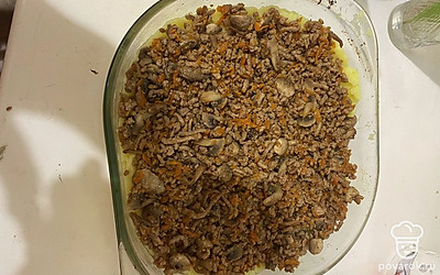 Далее накладываем в форму слоями: пюре, фарш, пюре.