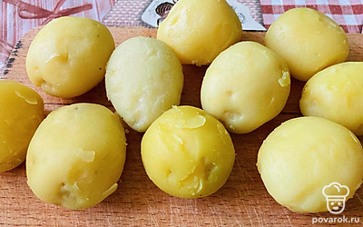 Картофель отвариваем в мундире практически до готовности, чистим. 