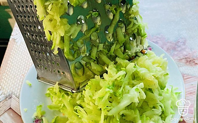 Кабачки натираем на средней терке.