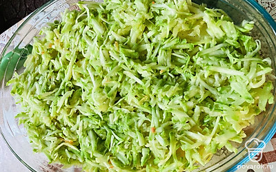 Сверху выкладываем натёртый кабачок. 