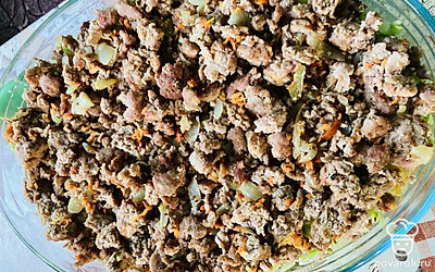 Выкладываем слой обжаренного фарша с овощами. 