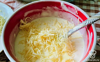 Готовим для заливки соус из сметаны, яйца, чеснока и половиной сыра. 