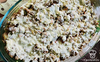 Запеканку заливаем полученным соусом. 