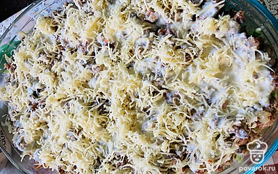 Сверху присыпаем оставшейся половиной сыра и ставим в духовку при температуре 180 градусов на 30-40 минут. 