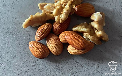 Моем орехи и хорошо просушиваем. Затем измельчаем. 