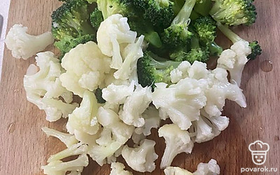 Капусту разделяем на маленькие соцветия и отвариваем на пару до полуготовности.