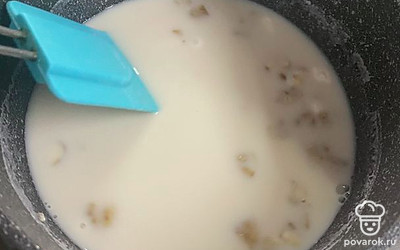 В небольшой кастрюле соединяем миндальное молоко, рисовую муку и орехи. Доводим до кипения и варим до загустения 3-4 минуты. Смазываем форму для запекания и добавляем в неё капусту и и заливаем соусом. Солим и в духовке запекаем 10-15 минут, 180 градусов. 