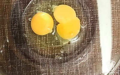 Разбить яйца в миску.