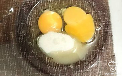 Добавить сахар и перемешать.