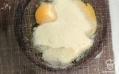 Затем добавить манку и все перемешать.