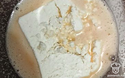 Добавить творог и перемешать.