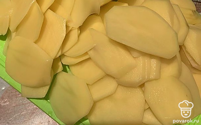 Картофель нарезать тонкими ломтиками. 