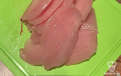 Филе нарезать тонкими ломтиками. 