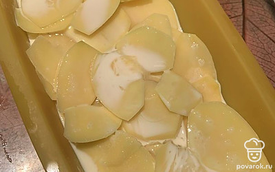 Сверху ещё слой картофеля и залить смесью из сливок, яйца и сыра. Отправить в разогретую духовку на 30 минут. 