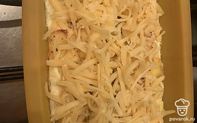 Посыпать сверху сыром.