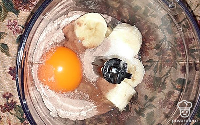 В чашу блендера положить очищенный банан, протеин, сахар и яйцо.