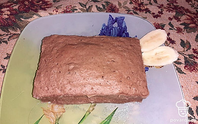 Перед подачей запеканку выложить на тарелку. Можно украсить кусочками банана.