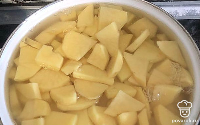 Чистим картошку от кожуры и мелко нарезаем. Заливаем водой и ставим на плиту. 