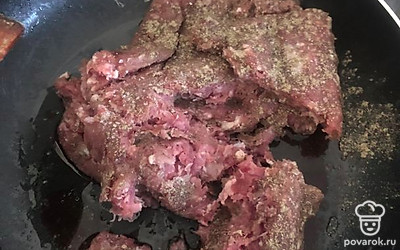 На сковороду выкладываем фарш и добавляем специи. 