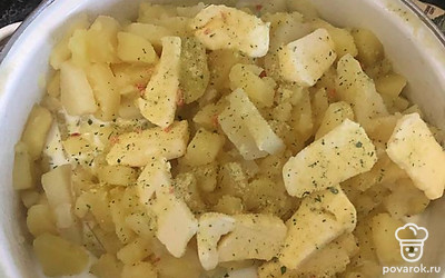 К картошке добавляем молоко и сливочное масло и делаем пюре, я сделала его миксером. 