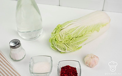 Выложите все ингредиенты на стол для удобства приготовления. Капусту разрежьте пополам и промойте.