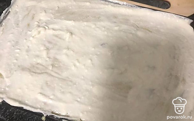 Выкладываем в форму слоями пюре, фарш, пюре и смалываем сметаной. 