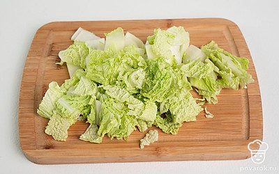 Нарежьте капусту крупными кусочками.
