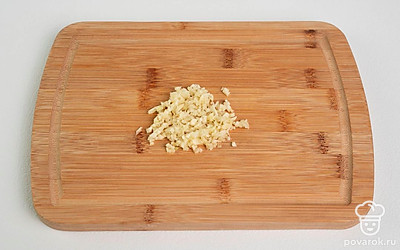 Чеснок очистите и пропустите через пресс.