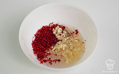 В глубокой миске смешайте перец, соль, сахар, чеснок и воду.