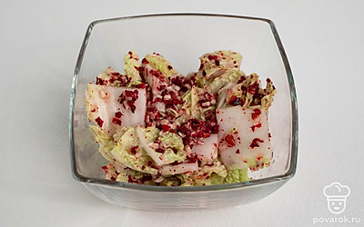 Смешайте капусту с маринадом. Оставьте кимчи на сутки для того, чтобы блюдо замариновалось.