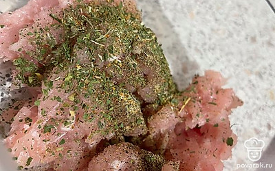 Замешать фарш со специями и солью по вкусу.