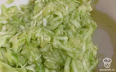 Натереть кабачок, посолить, оставить на 10 минут и слить лишний сок.