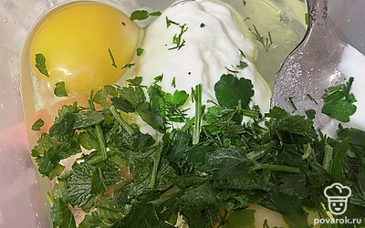 Сделать заливку из яиц, сметаны, зелени.