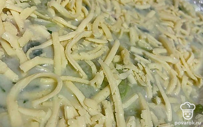 5 слой - кабачки, заливка и сыр. Выпекать в духовке 40 минут на 180 градусах.