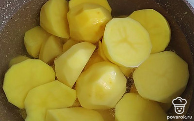 Картошку помыть, почистить, нарезать на 4 части, чтобы быстрее сварилась. Налить воду в кастрюлю и положить картошку, посолить и варить до готовности.