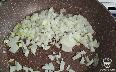 Лук почистить, мелко нарезать и обжарить на растительном масле.